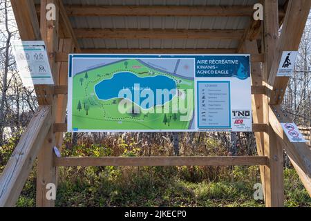 Rouyn-Noranda, Abitibi-Temiscamingue, Québec, Canada - 29 2021 oct : sentier de randonnée en bois sur le rivage du lac Noranda. Banque D'Images
