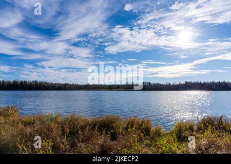 Rive du lac Noranda. Beau paysage de Rouyn-Noranda, Abitibi-Témiscamingue, Québec, Canada. Banque D'Images