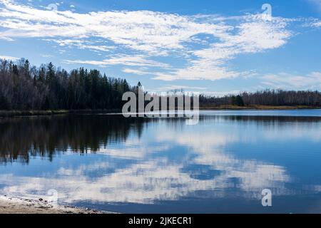 Rive du lac Noranda. Beau paysage de Rouyn-Noranda, Abitibi-Témiscamingue, Québec, Canada. Banque D'Images