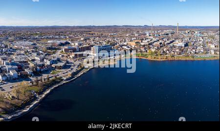 Vue aérienne de la ville de Rouyn-Noranda et du lac Osisko par une journée ensoleillée en automne. Abitibi-Témiscamingue, Québec, Canada. Banque D'Images