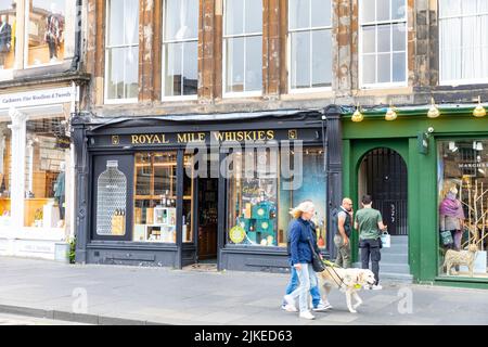 Royal Mile Whiskies Shop et Barbour Clothing shop sur le Royal Mile, la vieille ville d'Édimbourg, l'Écosse, le Royaume-Uni pendant l'été 2022 Banque D'Images