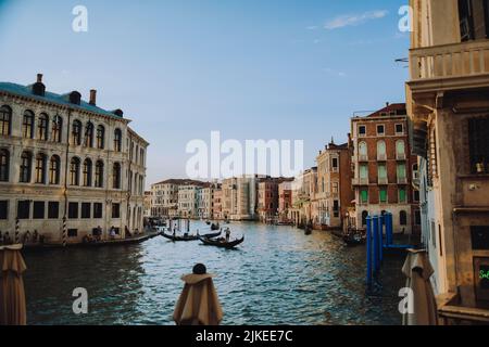Grand Canal de Venise. Les gens flottent sur les gondoles. Vue sur la ville, voyages Banque D'Images