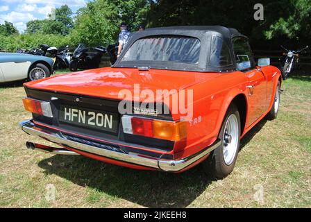 Un Triumph TR6 1975 est exposé au salon automobile classique de la collection de véhicules historiques de 47th, Powderham, Devon, Angleterre, Royaume-Uni. Banque D'Images