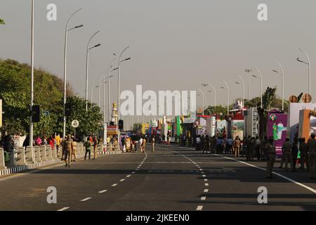 Chennai, Tamilnadu / Inde - 01 janvier 2020 : les policiers et les gens se prépare à assister à une manifestation ou à un défilé sur la plage de la marina de chennai sur l'occa Banque D'Images