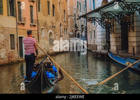 Grand Canal de Venise. Les gens flottent sur les gondoles et les gondoles. Vue sur la ville, les voyages, les touristes Banque D'Images