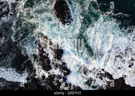Paysage marin de vagues qui s'écoulent sur des rochers Banque D'Images
