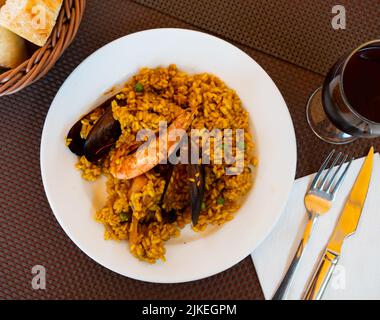 Paella marinera avec crevettes et moules servies sur le frype de fer Banque D'Images