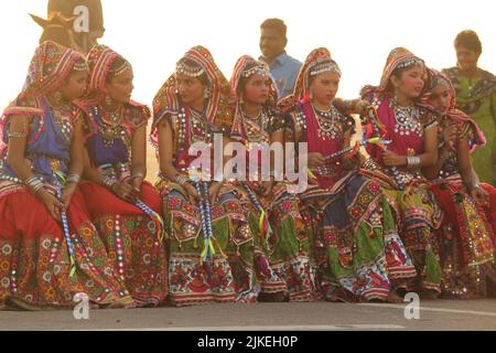 Chennai, Tamilnadu, Inde - 26 janvier 2020 : élèves de l'école portant des costumes colorés et présentant leur art et célébrant à l'occasion de l'Indien Banque D'Images