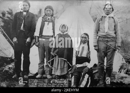 Photographie historique en noir et blanc du groupe de la famille du chef Red Cap, chef des Indiens du SEI, vers. 1907 Banque D'Images