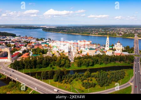 Vue sur la ville de Rybinsk avec le pont au-dessus de la Volga Banque D'Images