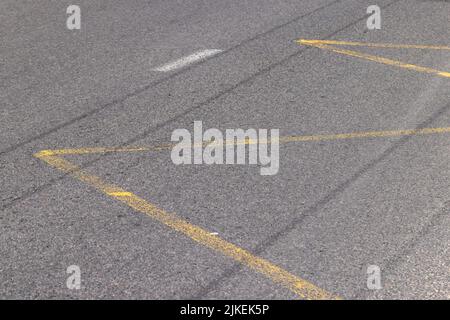 route pavée pour la circulation routière, route pour les véhicules avec des marquages de route blancs sur l'asphalte, arrêt de bus Banque D'Images
