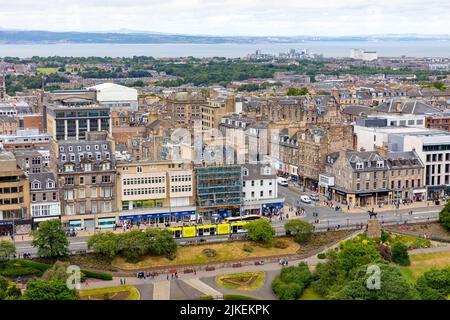 Paysage urbain d'Édimbourg, vue depuis le château d'Édimbourg, vue sur la nouvelle ville d'édimbourg, Princes Street et vers Fife, Écosse, Royaume-Uni, été 2022 Banque D'Images