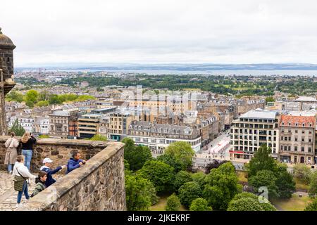 Vue sur Édimbourg depuis les murs du château d'Édimbourg vue sur la nouvelle ville vers Firth of Forth Edinburgh, été jour 2022, Écosse, Royaume-Uni Banque D'Images