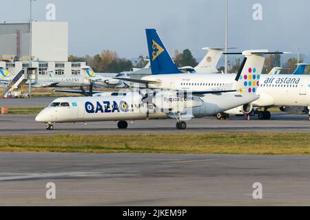 Qazar Air de Havilland Canada Dash 8-400 à l'aéroport d'Almaty au Kazakhstan. Compagnie aérienne QazarAir Bombardier Q400 avion. Banque D'Images