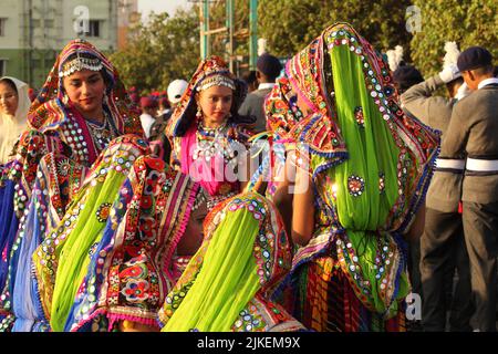 Chennai, Tamilnadu, Inde - 26 janvier 2020 : élèves de l'école portant des costumes colorés et présentant leur art et célébrant à l'occasion de l'Indien Banque D'Images