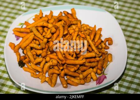 Murukku, Spicy Crunchy snack on a plate Banque D'Images