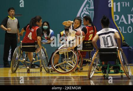 Surakarta, Indonésie. 1st août 2022. Phatsala Insalong (3rd R) du Laos rivalise avec Cecilia Laurente Naceno (2nd R) des Philippins lors du tournoi de qualification 5 x 5 des femmes de basket-ball en fauteuil roulant entre les Philippins et le Laos aux Jeux Para 2022 de l'ANASE à Surakarta, Central Java, Indonésie, le 1 août 2022. Credit: Bram Selo/Xinhua/Alamy Live News Banque D'Images