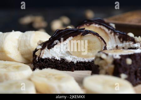 gâteau à la banane trempé au chocolat avec crème au fromage, gâteau à la banane au chocolat et cacahuètes Banque D'Images