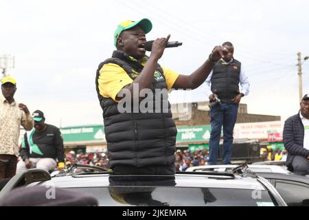 Nakuru, Kenya. 01st août 2022. Kenya Kwanza le colistier de l'Alliance politique Rigathi Gachagua s'adresse à ses partisans qui ont organisé son rallye de campagne au Centre commercial Salgaa avant les élections générales. Le Kenya se dirige vers une course à la présidence très disputée, avec des sondages d'opinion montrant Raila Odinga et William comme les favoris d'une élection avec quatre candidats à la présidence. Crédit : SOPA Images Limited/Alamy Live News Banque D'Images