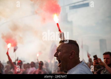 Varsovie, Pologne. 01st août 2022. Les participants tiennent des fusées éclairantes pour commémorer le 78th anniversaire du soulèvement de Varsovie. Des milliers de personnes ont participé à une marche organisée par les organisations nationalistes pour célébrer le 75th anniversaire du soulèvement de Varsovie. Le soulèvement de Varsovie (Powstanie Warszawskie) a été la plus grande opération militaire par tout mouvement de résistance en Europe contre les occupants allemands nazis pendant la Seconde Guerre mondiale Crédit : SOPA Images Limited/Alamy Live News Banque D'Images