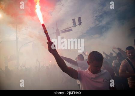 Varsovie, Pologne. 01st août 2022. Les participants tiennent des fusées éclairantes pour commémorer le 78th anniversaire du soulèvement de Varsovie. Des milliers de personnes ont participé à une marche organisée par les organisations nationalistes pour célébrer le 75th anniversaire du soulèvement de Varsovie. Le soulèvement de Varsovie (Powstanie Warszawskie) a été la plus grande opération militaire par tout mouvement de résistance en Europe contre les occupants allemands nazis pendant la Seconde Guerre mondiale Crédit : SOPA Images Limited/Alamy Live News Banque D'Images