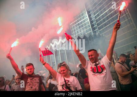 Varsovie, Pologne. 01st août 2022. Les participants tiennent des fusées éclairantes pour commémorer le 78th anniversaire du soulèvement de Varsovie. Des milliers de personnes ont participé à une marche organisée par les organisations nationalistes pour célébrer le 75th anniversaire du soulèvement de Varsovie. Le soulèvement de Varsovie (Powstanie Warszawskie) a été la plus grande opération militaire par tout mouvement de résistance en Europe contre les occupants allemands nazis pendant la Seconde Guerre mondiale Crédit : SOPA Images Limited/Alamy Live News Banque D'Images