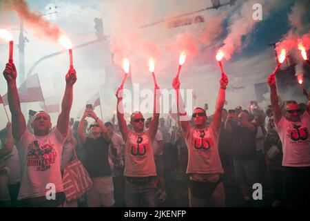 Varsovie, Pologne. 01st août 2022. Les participants tiennent des fusées éclairantes pour commémorer le 78th anniversaire du soulèvement de Varsovie. Des milliers de personnes ont participé à une marche organisée par les organisations nationalistes pour célébrer le 75th anniversaire du soulèvement de Varsovie. Le soulèvement de Varsovie (Powstanie Warszawskie) a été la plus grande opération militaire par tout mouvement de résistance en Europe contre les occupants allemands nazis pendant la Seconde Guerre mondiale (Photo par Attila Husejnow/SOPA Images/Sipa USA) crédit: SIPA USA/Alay Live News Banque D'Images