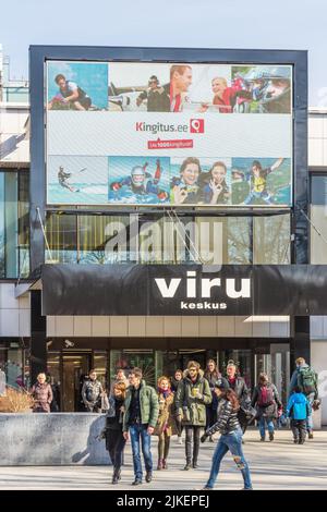 Les gens du centre commercial Viru keskus se trouvent aux portes de la place Viru väljak à Tallinn, Estonie Banque D'Images