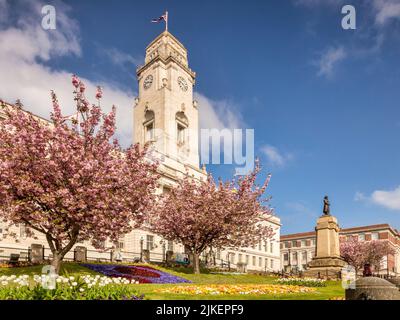 24 avril 2022 : Barnsley, Yorkshire du Sud - Barnsley Town Hall lors d'une belle journée de printemps, avec un ciel bleu et des jardins fleuris. Banque D'Images