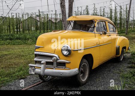 La moitié de 49 Chevolet Deluxe 4 portes sur une piste pour fermer une porte. Banque D'Images