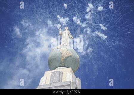 San Salvador, El Salvador. 01st août 2022. Vue sur le monument Salvador del Mundo lors d'une parade au début de la fête du Divin Sauveur du monde de la capitale salvadorienne. Crédit : SOPA Images Limited/Alamy Live News Banque D'Images