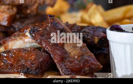 Un ensemble de différents types de produits frits ensemble, des frites, des rondelles d'oignon, de la viande et d'autres produits frits dans l'huile de tournesol Banque D'Images