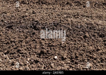 sol labouré dans un champ agricole pendant le labour, agriculture et sol dans un champ avec des traces de machines agricoles Banque D'Images