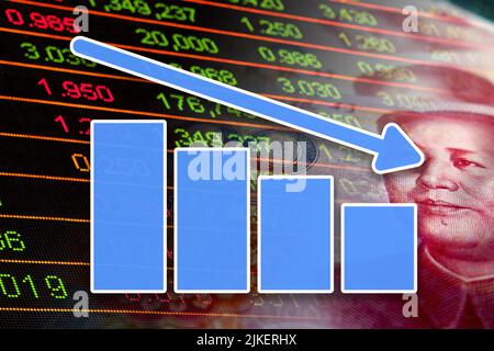 Graphique de l'économie : flèche vers le bas, yuan chinois en espèces et indicateurs boursiers (monnaie, finance, affaires, inflation) Banque D'Images