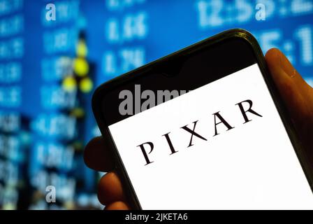 Chine. 25th juillet 2022. Dans cette illustration, le logo du studio de cinéma d'animation américain appartenant à Disney, Pixar, s'affiche sur l'écran d'un smartphone. Crédit : SOPA Images Limited/Alamy Live News Banque D'Images