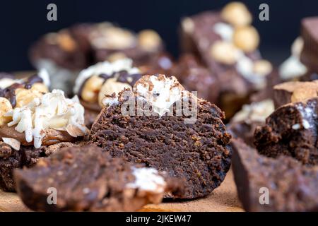 Gâteau au chocolat avec l'utilisation de cacao et beurre avec sucre, gâteau au chocolat classique d'Europe de l'est comme les pommes de terre de massepain avec l'utilisation de cacao Banque D'Images