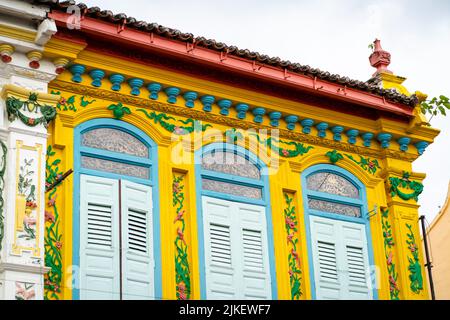 MELAKA, MALAISIE - 11 juin 2022 : design de fenêtre unique d'époque à Jonker Street à Melaka. La ville de Melaka est un site classé au patrimoine mondial de l'UNESCO. Banque D'Images