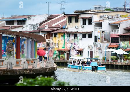 MELAKA, MALAISIE - 11 juin 2022 : croisière le long de la rivière Melaka entourée de maisons et de bâtiments colorés. La ville de Melaka est désignée UNESCO Banque D'Images
