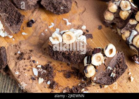 gâteau multicomposant au caramel et aux noix au chocolat, gâteau aux noisettes mélangé aux amandes et au caramel Banque D'Images