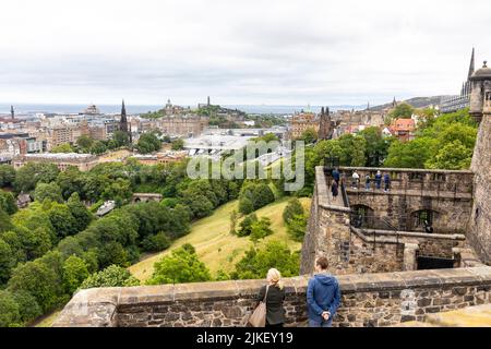 Centre-ville d'Édimbourg vue depuis le château d'Édimbourg le jour de l'été 2022, paysage urbain et horizon d'Édimbourg, Écosse, Royaume-Uni Banque D'Images