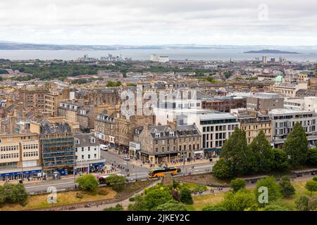 Centre-ville d'Édimbourg vue depuis le château d'Édimbourg le jour de l'été 2022, paysage urbain et horizon d'Édimbourg, Écosse, Royaume-Uni Banque D'Images