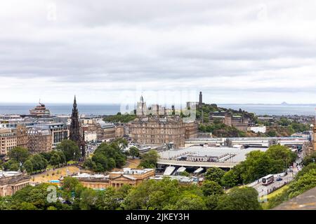 Centre-ville d'Édimbourg vue depuis le château d'Édimbourg le jour de l'été 2022, paysage urbain et horizon d'Édimbourg, Écosse, Royaume-Uni Banque D'Images