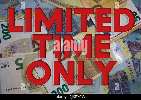 Durée limitée mot avec argent. Arrière-plan en devise papier avec différents billets. Banque D'Images