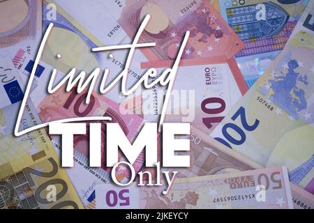 Durée limitée mot avec argent. Arrière-plan en devise papier avec différents billets. Banque D'Images