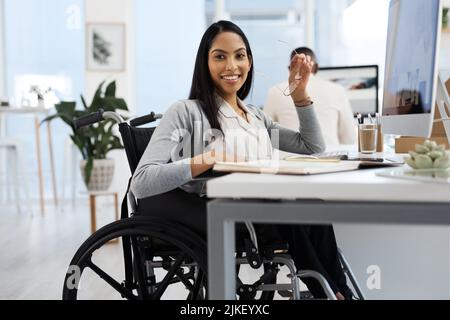 Mes 9 à 5 me donnent un sens de la structure et du but. Portrait court d'une jeune femme d'affaires attirante travaillant à son bureau au bureau. Banque D'Images