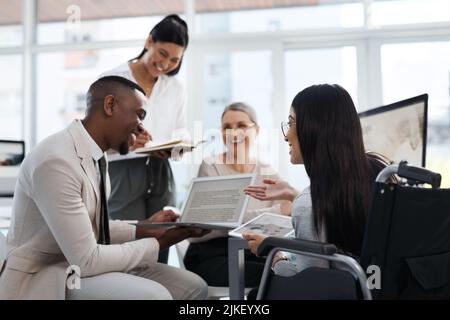 Les idées sont fluides. Un groupe de divers hommes d'affaires ayant une réunion informelle dans leur bureau. Banque D'Images