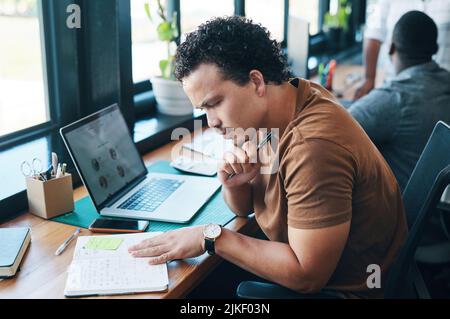 La clé de la bonne marche est toujours de prendre des notes : un jeune homme d'affaires qui travaille dans un bureau. Banque D'Images