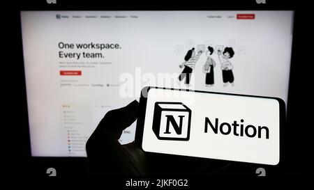 Personne tenant un smartphone avec le logo de la société logicielle américaine concept Labs Inc. Sur l'écran devant le site Web. Mise au point sur l'affichage du téléphone. Banque D'Images