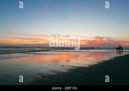 La Jolla, Californie. 2nd août 2022. Le coucher de soleil rose, violet et orange se reflète sur une journée humide à la Jolla, Californie lundi, 1 août 2022 (image de crédit: © Rishi Deka/ZUMA Press Wire) crédit: ZUMA Press, Inc./Alay Live News Banque D'Images
