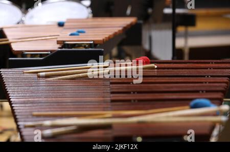 Un gros plan d'un xylophone ou d'un marimba montrant les lamelles et les maillets en bois réglés utilisés pour faire le son. Musique, percussion et concept orchestral. Banque D'Images